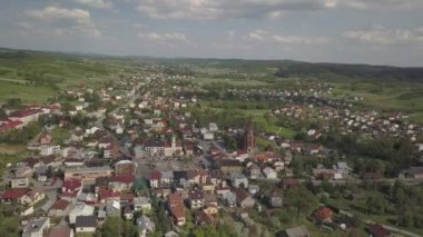 Panorama üzerinden bir kuş bakışı. Orta Avrupa: Kolaczyce Lehçe kasaba yeşil tepelerin arasında yer alır. Ilıman iklim. Uçuş dronlar veya quadrocopter.