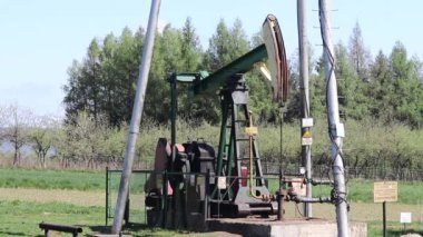 Petrol pompa istasyonu rap alanında çalışıyor. TANSPORT ve petrol dağıtımı. Teknoloji ulaşım sisteminin. Eğitim el kitabı petrol rafine. Doğal kaynakların çıkarılması. Alternatif yakıt.