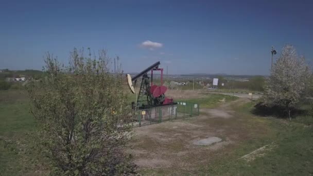 Funktionierende Ölpumpstation Rapsfeld Tansport Und Verteilung Von Technologie Des Transportsystems — Stockvideo