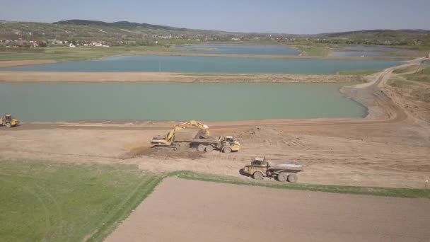 波兰维斯洛克河 2018年5月2日 挖掘机装载自卸车与土壤 土地在河砾石采石场工作 Cata 全景从苍蝇嗡嗡声中制作的一种特殊技术的研究 — 图库视频影像