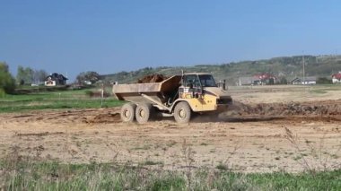 Vislock Nehri, Polonya - 2 Mayıs 2018: bir damperli kamyon toprak ile yüklenir. Kara nehir çakıl ocağında çalışıyor. Doğal kaynakların çıkarılması. Kedi tarafından üretilen özel bir teknik çalışma.