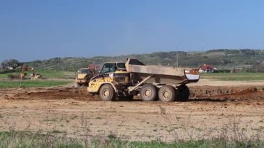 Vislock Nehri, Polonya - 2 Mayıs 2018: bir damperli kamyon toprak ile yüklenir. Kara nehir çakıl ocağında çalışıyor. Doğal kaynakların çıkarılması. Kedi tarafından üretilen özel bir teknik çalışma.