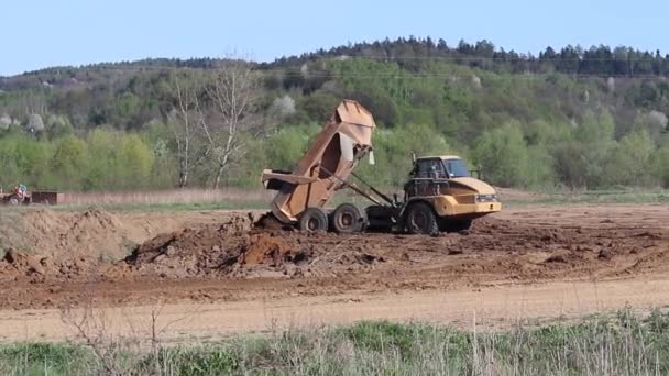 波兰维斯洛克河 2018年5月2日 一辆倾卸卡车装载了土壤 土地在河砾石采石场工作 自然资源的开采 猫生产的一种特殊技术的研究 — 图库视频影像