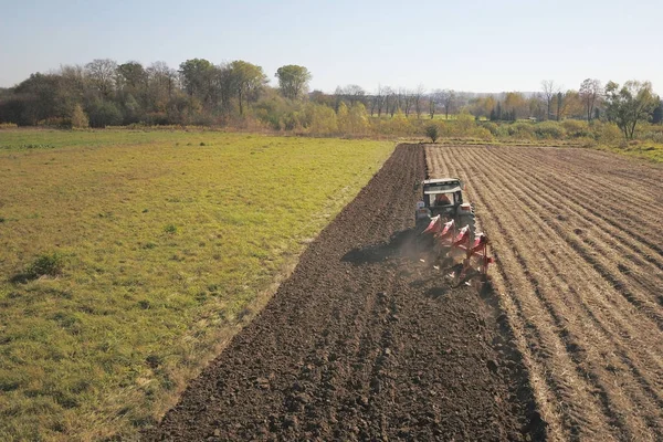 Agriculteur Sur Tracteur Rouge Avec Semeur Sème Grain Dans Des — Photo