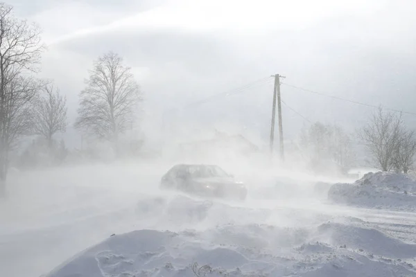 Egy Autó Settenkedik Keresztül Sodródik Egy Veszélyes Hóval Borított Úton — Stock Fotó