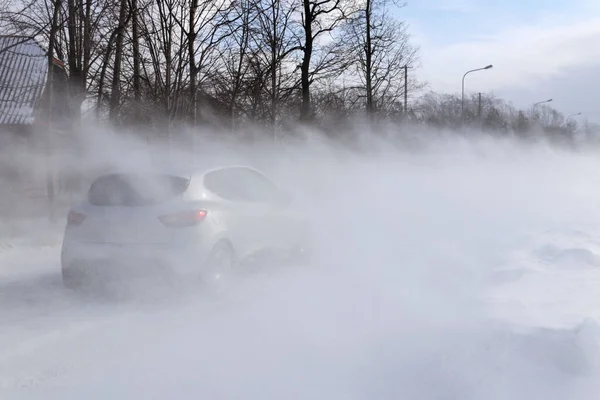 Coche Cuela Través Las Derivas Camino Peligroso Cubierto Nieve Transporte — Foto de Stock