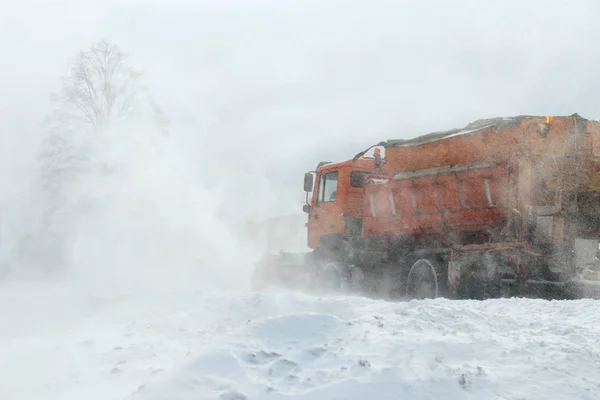 Duży Samochód Plugiem Czyści Drogi Śniegu Pomarańczowy Ładunków Specjalnych Urządzeń — Zdjęcie stockowe