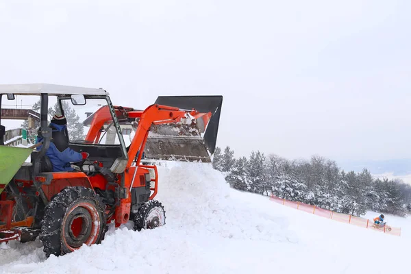 Tractor Vierte Nieve Con Cubo Pista Esquí Trabajo Del Gato — Foto de Stock