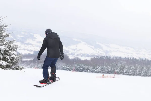 Snowboarder Slalom Vers Bas Sur Fond Montagnes Enneigées Équipement Sportif — Photo