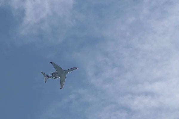 Avião Passageiros Voando Alto Céu Entre Nuvens Revestimento Deixando Traço — Fotografia de Stock