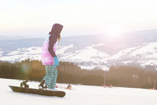 Fille Snowboarder Stand Sur Fond Des Montagnes Enneigées Préparant Pour — Photo