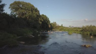 Bir sığ dağ nehir taşları ve yeşillikler arasında düz akar. Temiz su ve dinlenme ve rahatlama rezerv için güzel doğa. Ilıman iklim ekosistem içinde balık tutma.