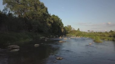 Bir sığ dağ nehir taşları ve yeşillikler arasında düz akar. Temiz su ve dinlenme ve rahatlama rezerv için güzel doğa. Ilıman iklim ekosistem içinde balık tutma.