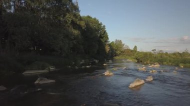 Bir sığ dağ nehir taşları ve yeşillikler arasında düz akar. Temiz su ve dinlenme ve rahatlama rezerv için güzel doğa. Ilıman iklim ekosistem içinde balık tutma.