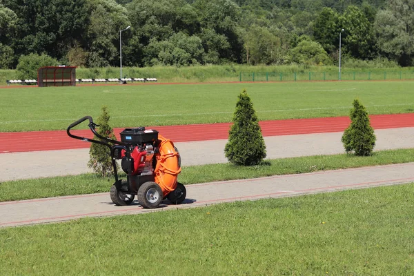 Oranje Mechanisch Apparaat Voor Het Reinigen Vorming Van Gazon Sport — Stockfoto