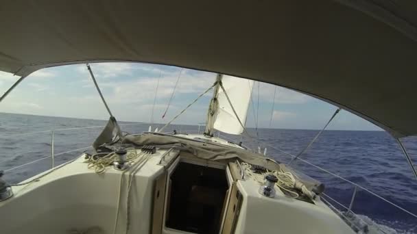 Marine Jacht Zeilen Uitzicht Vanaf Cabine Naar Neus Het Schip — Stockvideo