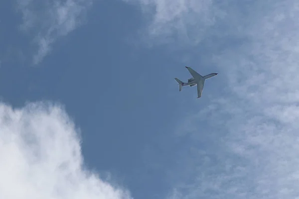 Avião Passageiros Voando Alto Céu Entre Nuvens Revestimento Deixando Traço — Fotografia de Stock