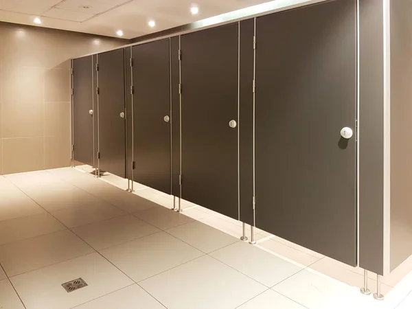 Des Portes Dans Les Toilettes Publiques Intérieur Dans Des Tons — Photo