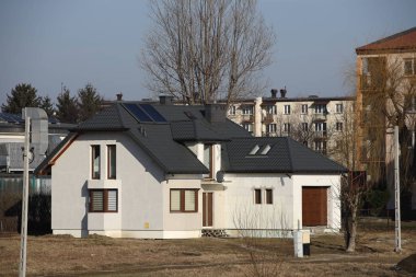 Jaslo, Polonya - 2 16 2019: Modern villa projesi. Sarı duvarlar ve kahverengi bir çatı ile küçük bir villa projesi. Arka ve ön avlu bir çitin yanında içine özel bir bölge.