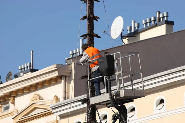 Pracownik Kombinezon Działa Wysokości Budynku Mechanicznych Podnoszenia Koszyka Remontowo Budowlanych — Zdjęcie stockowe