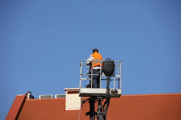 Funcionário Macacão Trabalha Altura Uma Cesta Levantamento Mecânica Edifício Reparação — Fotografia de Stock