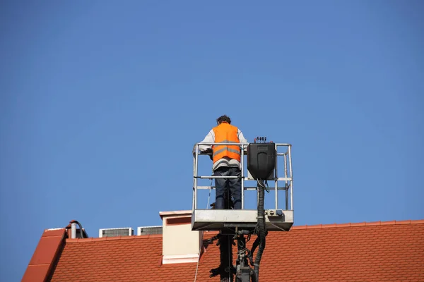 Werknemer Overalls Werkt Hoogte Een Gebouw Mechanische Hijs Mand Reparatie — Stockfoto