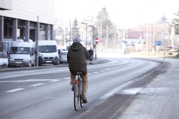 Homem Monta Uma Bicicleta Longo Uma Estrada Cidade Asfalto Perto — Fotografia de Stock