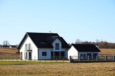 Jaslo, Polonya - 9 2 2019: Modern villa projesi. Proje açık duvar ve kahverengi bir çatı ile küçük bir Villa. Arka ve ön avlu özel bir bölge. Yeni arazi mastering ve bina.