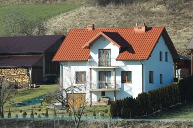Jaslo, Polonya - 9 2 2019: Modern villa projesi. Proje açık duvar ve kahverengi bir çatı ile küçük bir Villa. Arka ve ön avlu özel bir bölge. Yeni arazi mastering ve bina.
