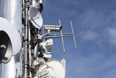 radyo sinyalleri vericiler. Elektrik şebekesi. Ekoloji güç. Teknik kutup. Demir inşaat mavi gökyüzü üzerinde. Stratejik kaynakları. Okul tutorial. Video gözetimi. Toplum düzenleme.