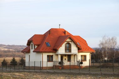 Jaslo, Polonya - 9 2 2019: Modern villa projesi. Proje açık duvar ve kahverengi bir çatı ile küçük bir Villa. Arka ve ön avlu özel bir bölge. Yeni arazi mastering ve bina.