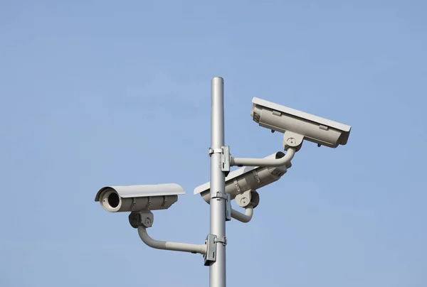System nadzoru trzy aparaty znajdujące się na słupie w otwartym. Zagrożenie dla prywatności i ochrony danych osobowych. Nadzór bezpieczeństwa na ulicach miasta i przemysłowych obiektów — Zdjęcie stockowe