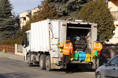 Toplama ve servis personeli için evsel atık kaldırma. Kentlerde çevre durum izleme. İnsan atık geri dönüşüm. Özel ekipman Belediye çalışanları tarafından topraklarının Temizleme