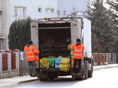 Toplama ve servis personeli için evsel atık kaldırma. Moni
