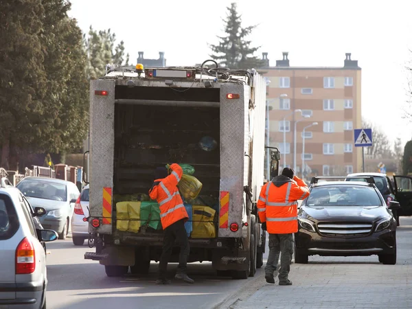 Toplama ve servis personeli için evsel atık kaldırma. Moni