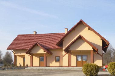 Jaslo, Polonya - 9 2 2019: Modern villa projesi. Proje açık duvar ve kahverengi bir çatı ile küçük bir Villa. Arka ve ön avlu özel bir bölge. Yeni arazi mastering ve bina