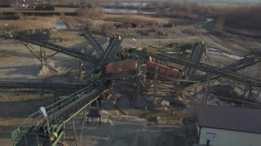 Nehir çakıllarının çıkarılması, yıkanması, tasnif edilmesi ve dağıtılması. Madencilik endüstrisi. Taş elde etme teknolojisi. Kuş bakışı. Bir kuadrokopterle ateş etmek. Moloz ayıklamanın metal yapısı