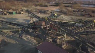 Nehir çakıllarının çıkarılması, yıkanması, tasnif edilmesi ve dağıtılması. Madencilik endüstrisi. Taş elde etme teknolojisi. Kuş bakışı. Bir kuadrokopterle ateş etmek. Moloz ayıklamanın metal yapısı