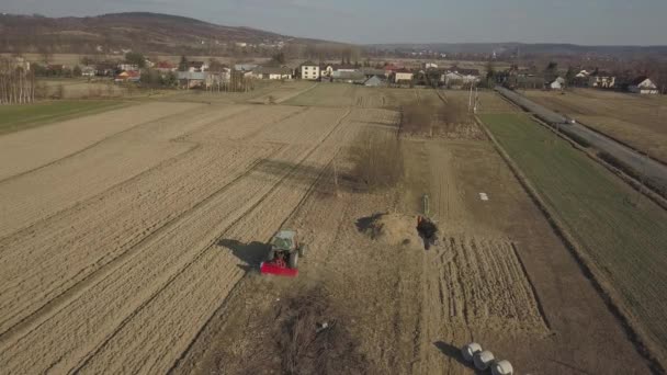 Een Boer Een Rode Trekker Met Een Zaaimachine Zaait Graan — Stockvideo