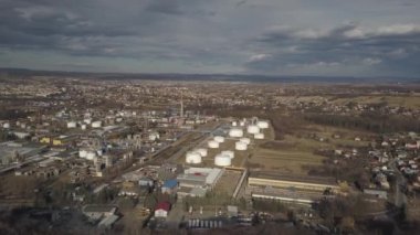 Hava fotoğrafçılığı quadrocopter rafineri güneşin thunderclouds zemin karşı gelen. Kuş uçuş uçak kullanarak bir yükseklikte çekim. Kimyasallar ve yakıtlar stratejik üretim.