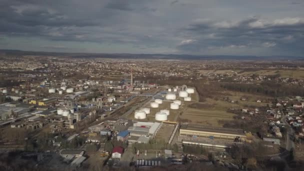 뇌우의 Quadrocopter 정유에서 비행기를 비행의 높이에서 물질과 연료의 전략적 — 비디오