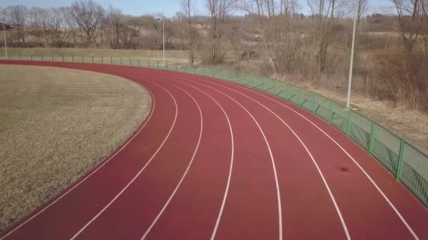 Kırmızı Koşu Parkuru Stadyum Boyunca Yayılır Bir Spor Kompleksi Unsuru — Stok video
