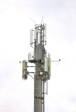 Radyo kulesi antenler bir mavi gökyüzü arka plan ile. Metal konstrüksiyon. Kablosuz ağ. TV radyo sinyali iletmek. Egology çevre. Bilgi dijitalleştirme ve yüksek teknoloji