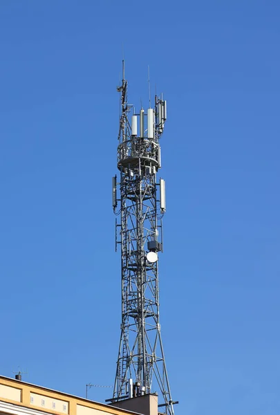 Wieży radiowej z anteny na tle błękitnego nieba. Metalowa konstrukcja. Sieci bezprzewodowej. Przekazywania sygnałów radiowych. Egology środowiska. Digitalizacja informacji i wysokiej technologii — Zdjęcie stockowe