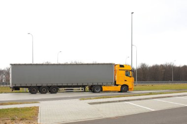 Yol işaret karayolu üzerinde. trafik güvenliği. Motorlu ulaşım yolcu ve yükleri. Modern arabalar. Büyük bir kamyon yol boyunca hareket ediyor