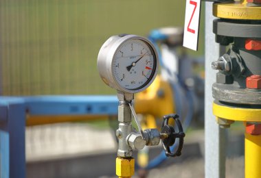 Basınç göstergesi bir gaz boru hattı doğal gaz basıncı ölçmek için. Çit yüzeyi sarı taşıma borular. Doğal sıkıştırılmış yakıt temini için düzenleyici sistem.