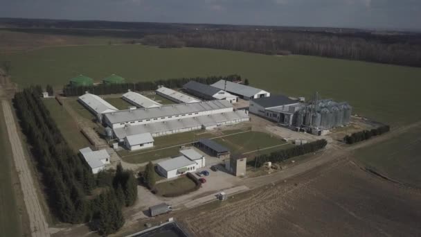 Vista Altura Uma Grande Fazenda Localizada Entre Campos Montanhosos Verdes — Vídeo de Stock