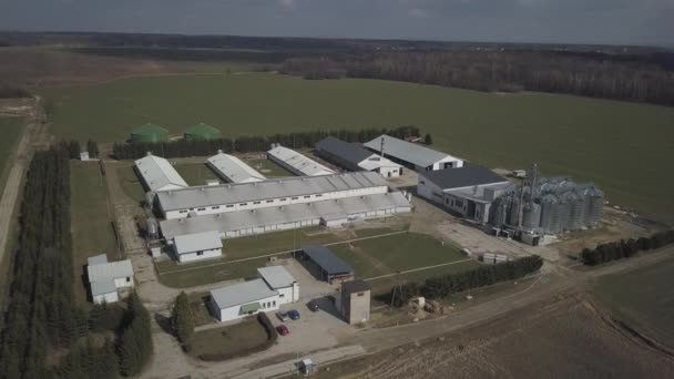 Vista Altura Uma Grande Fazenda Localizada Entre Campos Montanhosos Verdes — Vídeo de Stock