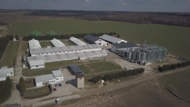 Pohled Výšky Velké Farmy Nacházejí Mezi Zelené Kopcovité Oblasti Video — Stock video