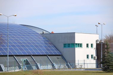 Jaslo, Polonya - 9 3 2019: Mosir Belediye spor kompleksi su kayağı ile Kapalı Yüzme Havuzu. Ekolojik temiz elektrik için güneş panelleri kullanımı. Sağlıklı bir yaşam tarzı. Fotovoltaik kullanımı